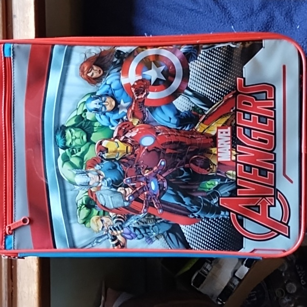 American tourister . Kids avengers suitcase/ travel case